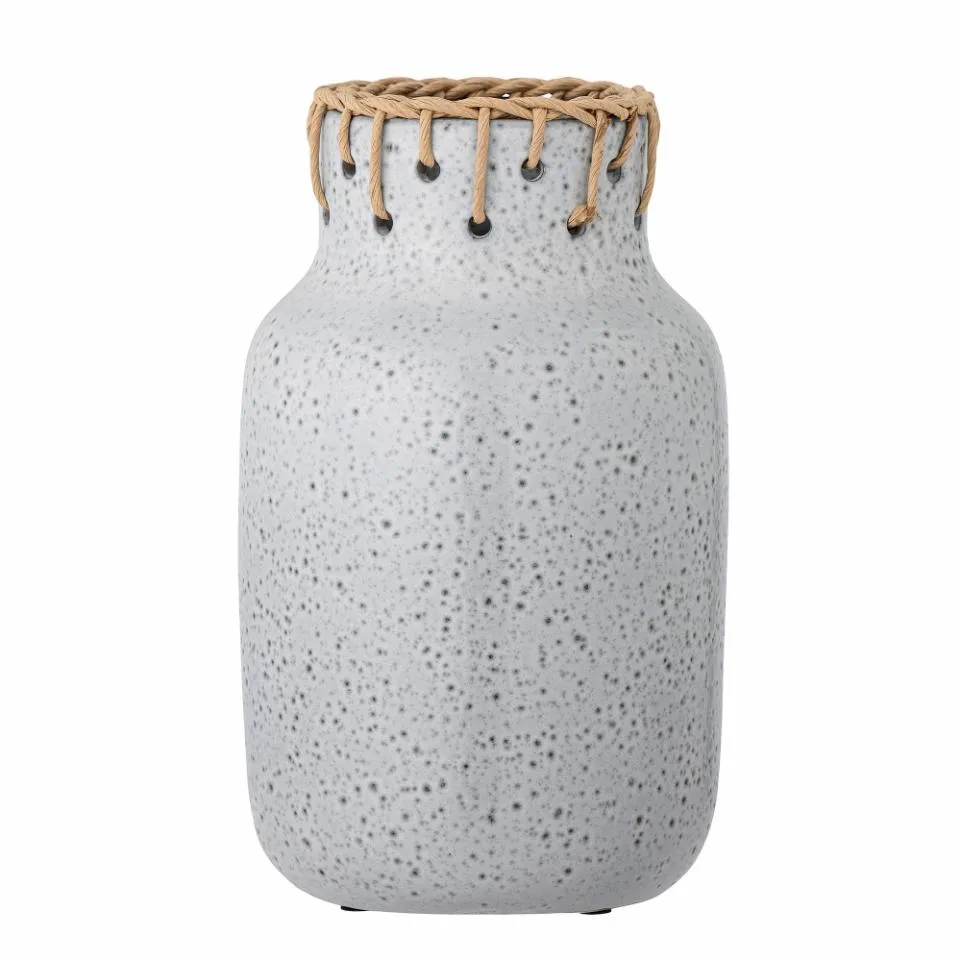 Dekorationsvase Bloomingville Janel i grå keramik Ø17 x H28 cm med prikket struktur og flettet tov