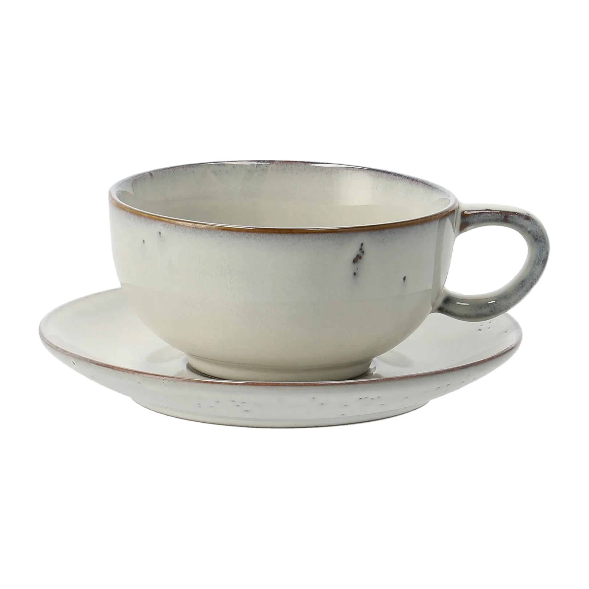 Kaffekop med underkop Broste Copenhagen Nordic Sand sandfarvet stentøj 25 cl