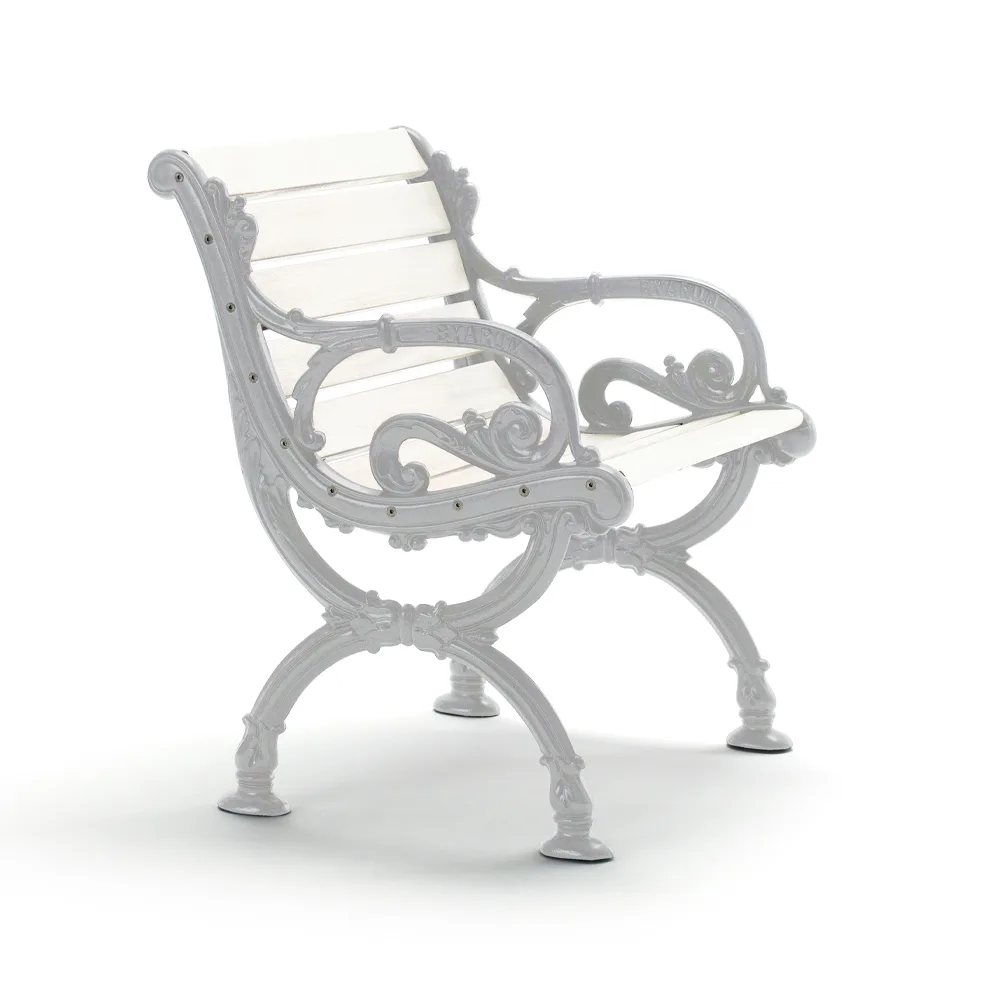 Byarums bruk Fauteuil Byarum Pin blanc laqué, support en aluminium brut