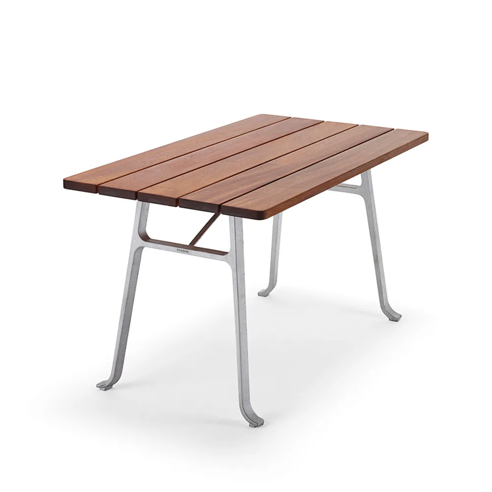 Byarums bruk Table Seriff Huile de acajou, support en aluminium brut