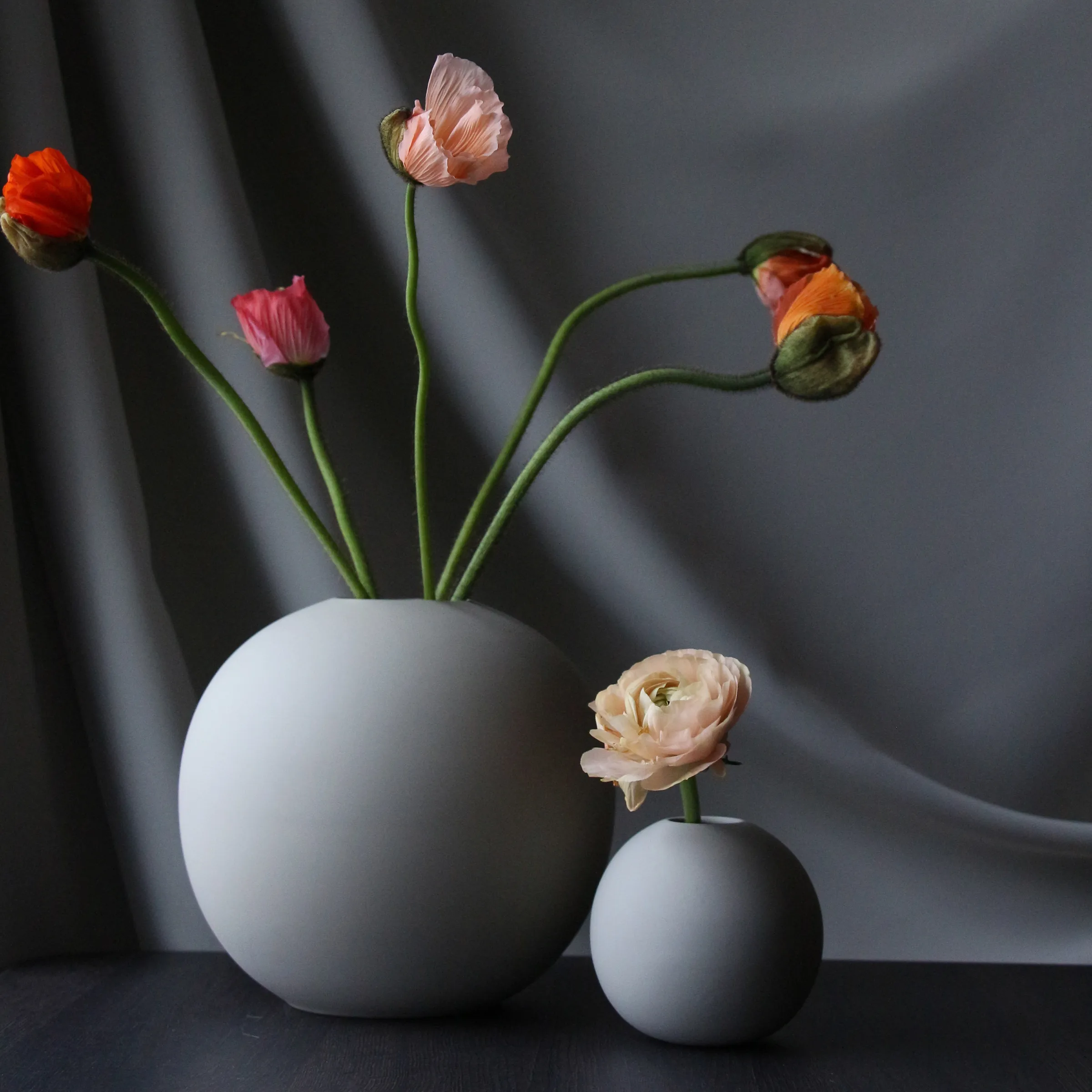 Cooee Design フラワーベース 花瓶 グレー32センチ Cooee Design | クーイーデザイン からのボールベース グレー