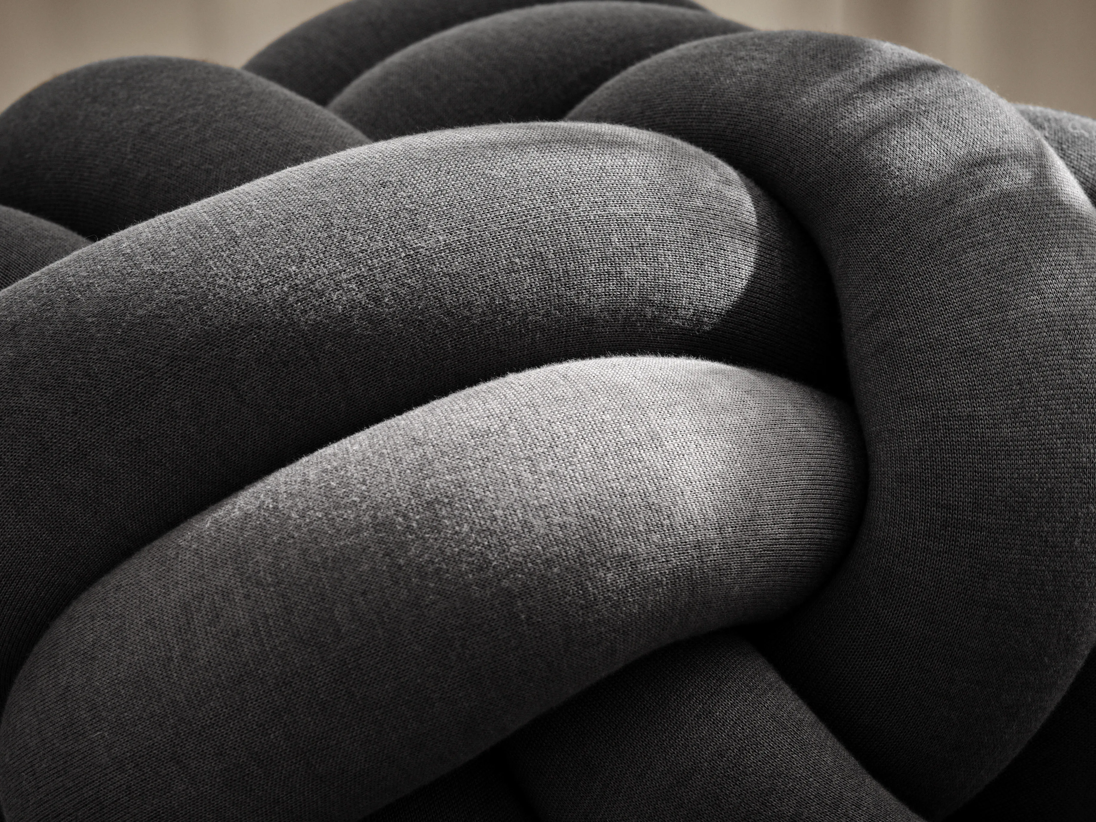 Knot Cushion ホワイト/グレー Knot Cushion – Design House Stockholm