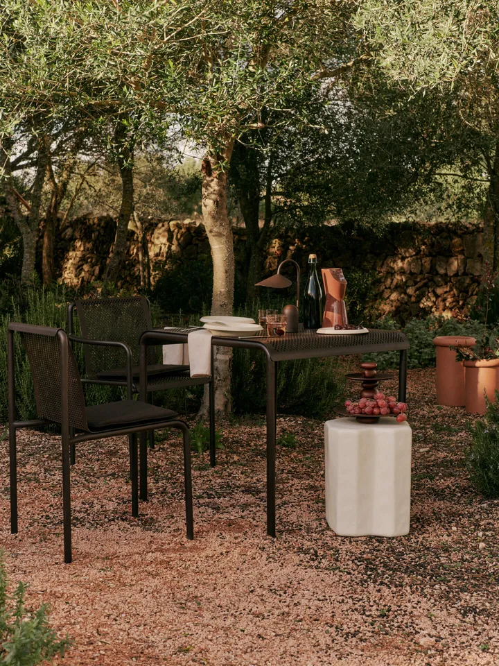Ferm Living｜Dapple チェア 椅子 カシミア 屋内外両用 Dapple chair with armrests from Ferm Living - NordicNest.com