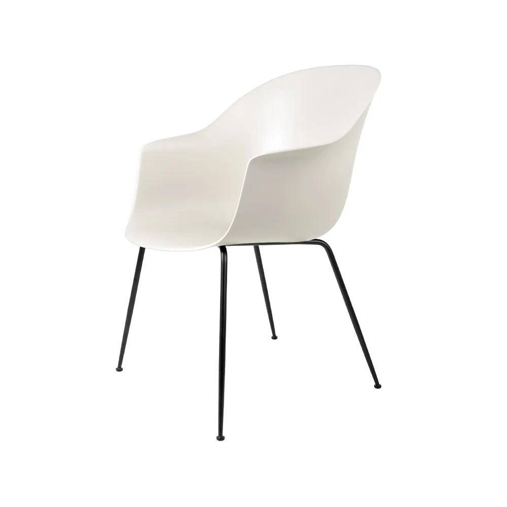 GUBI Chaise Bat alabaster white, structure en acier noir