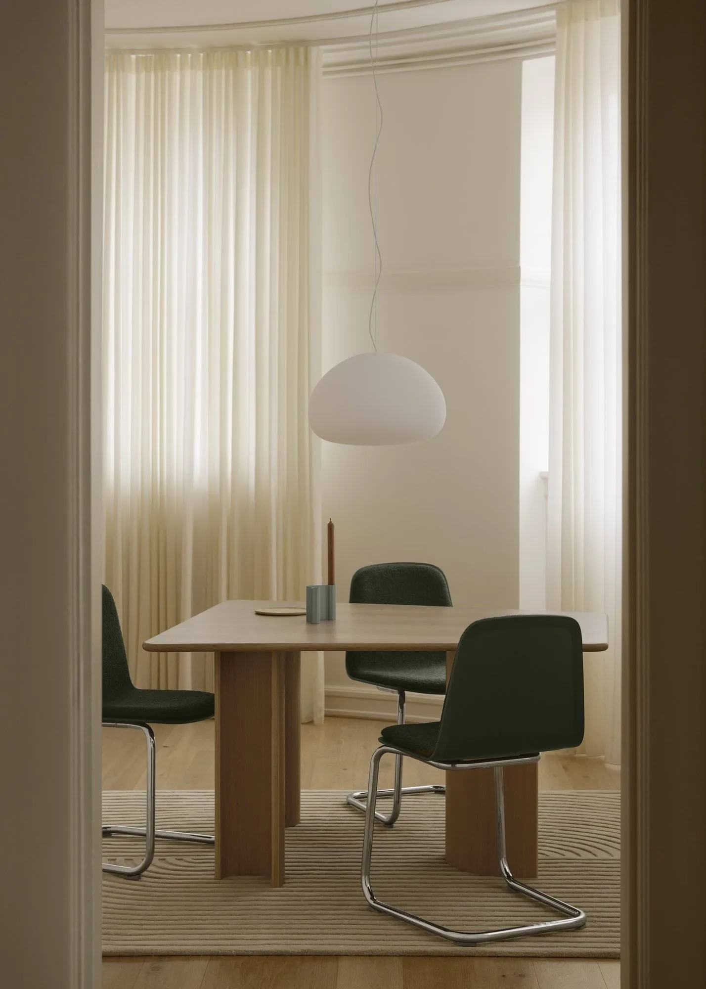 Muuto | ムート からのBrink Chair カンチレバーベース チェア
