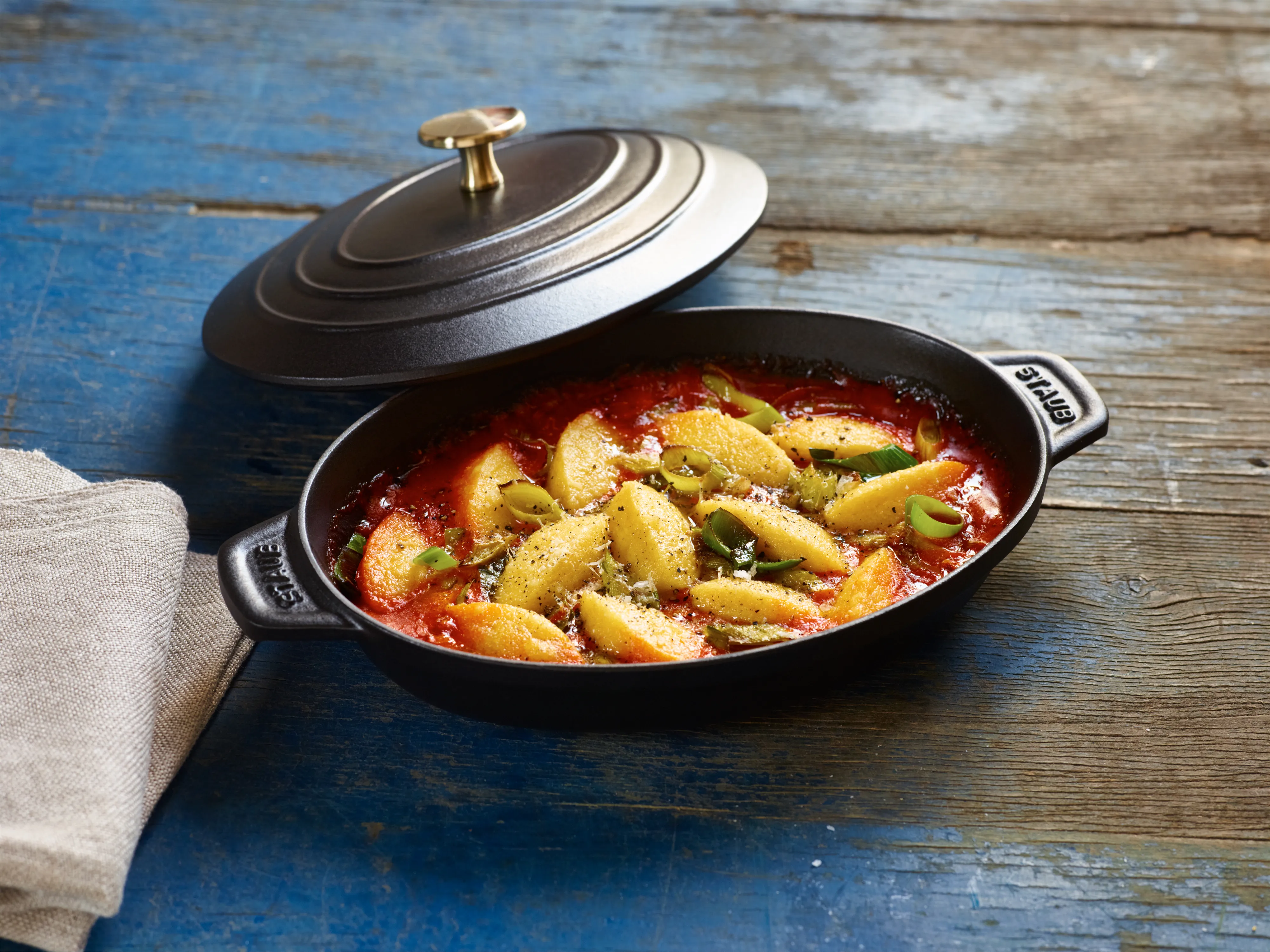 STAUB オーバル23cm鋳鉄鍋 ブラック 蓋付き STAUB | ストウブ からのストウブ オーバル 鋳鉄 ベーキング皿 & 蓋 23
