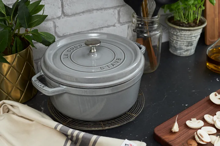 Staub La Cocotte round cast iron pot 2.2 L - STAUB | KitchenTime