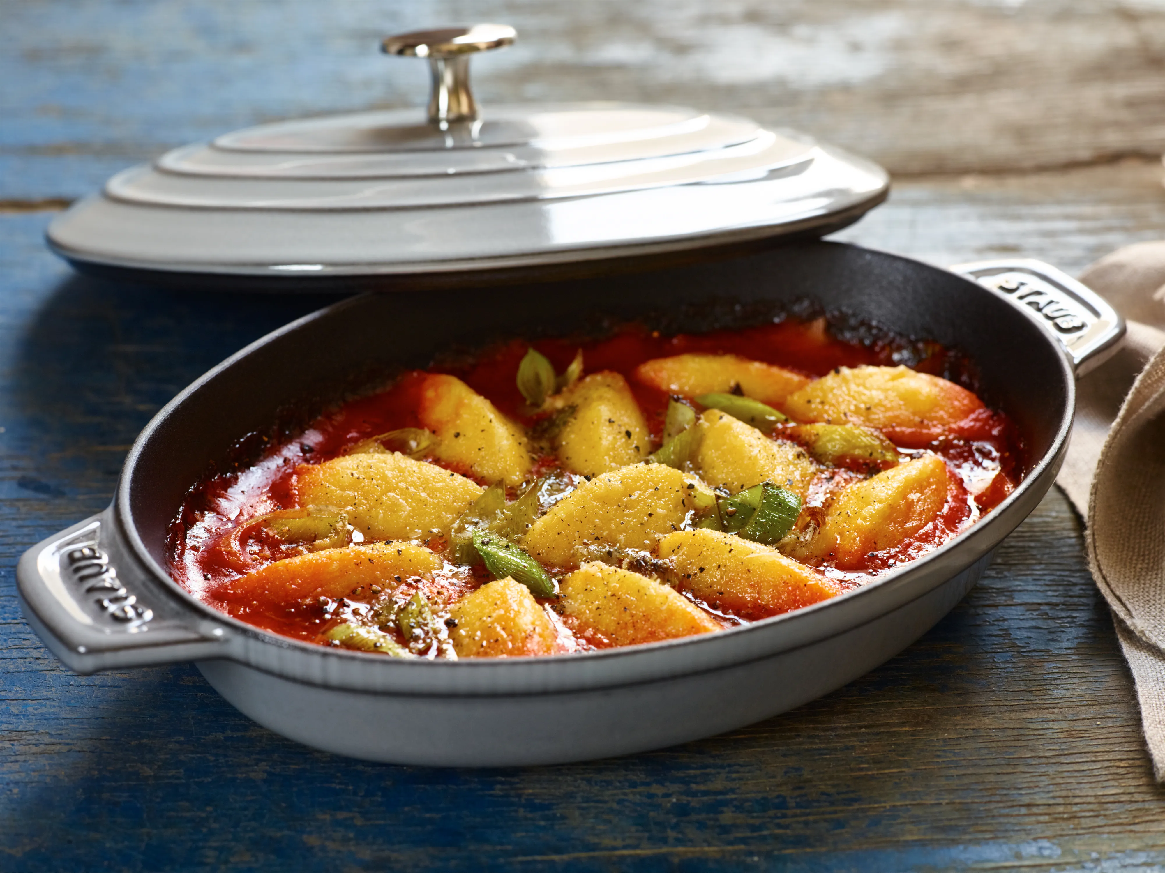 Staub oval cast iron baking dish with lid 23 cm - STAUB | KitchenTime