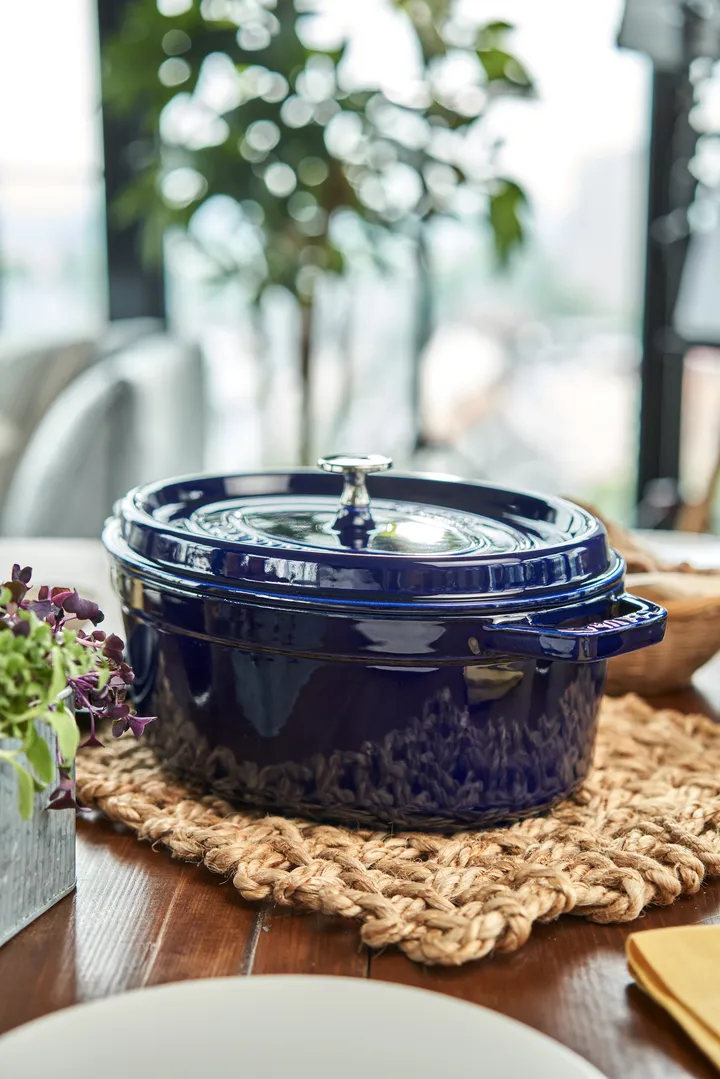 Staub ovaler Topf aus Gusseisen, drei Schichten Emaille 4,2 l