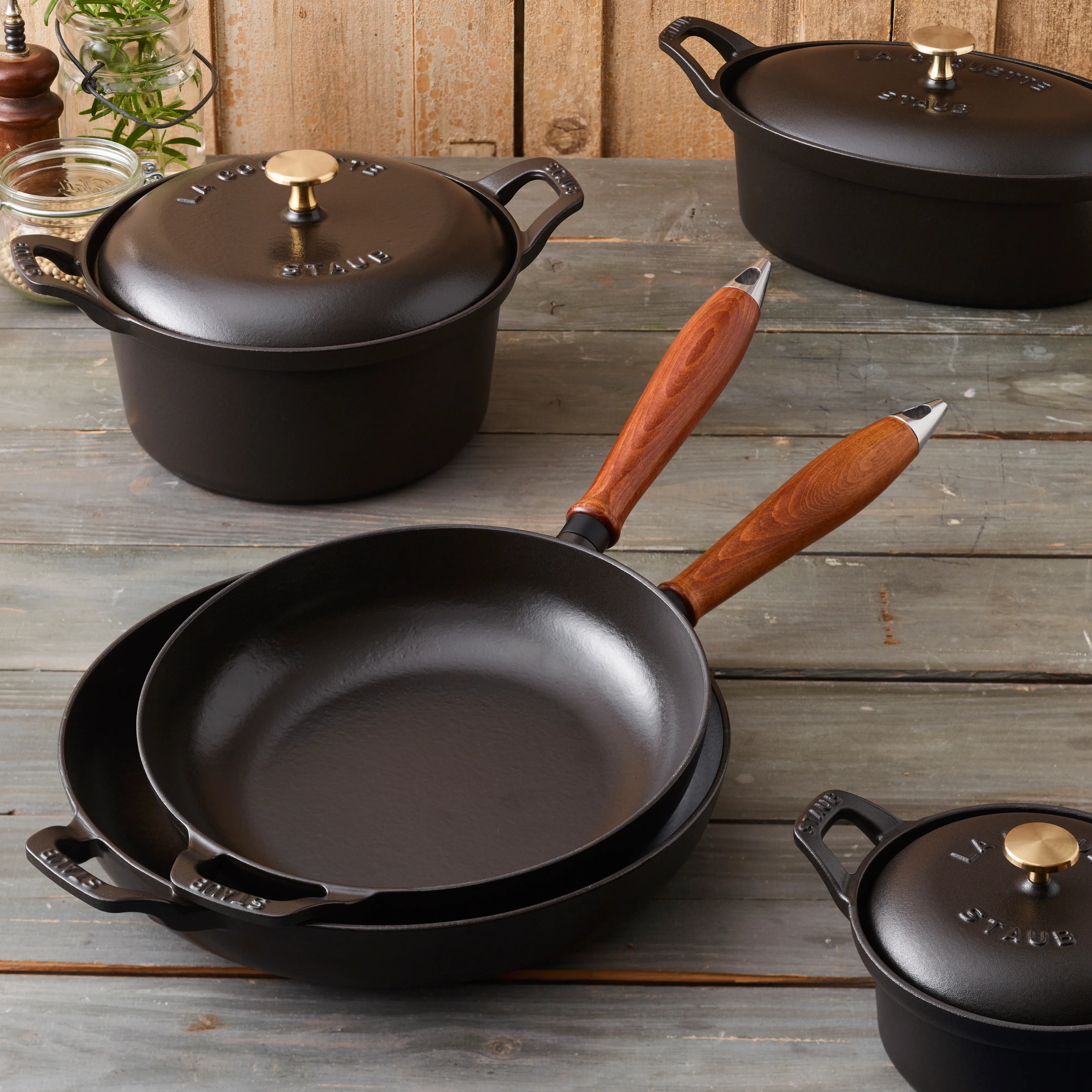Vintage frying pan with wooden handle Ø28 cm - STAUB | KitchenTime