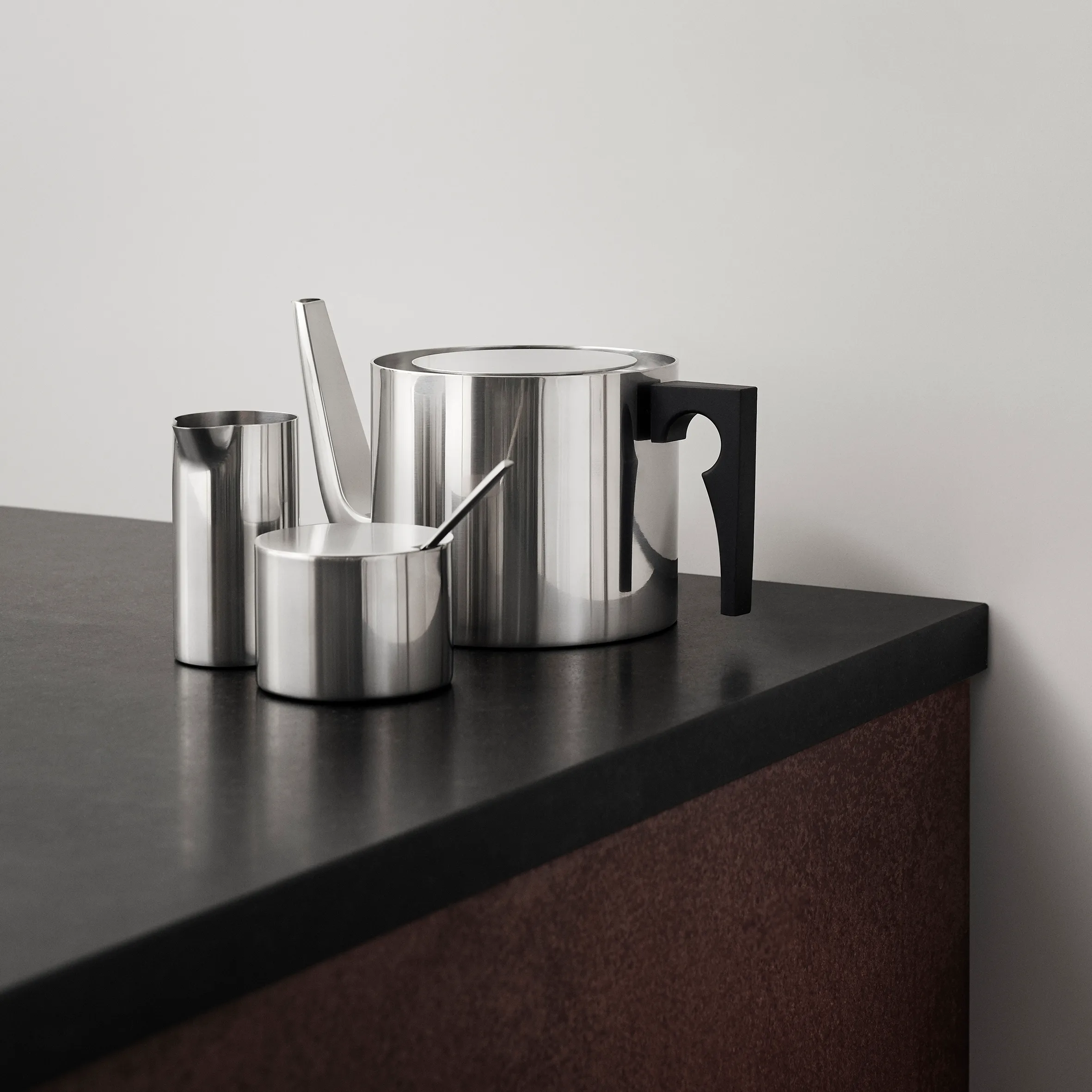 Stelton | ステルトン からのAJ シリンダーライン クリーム ジャグ 15